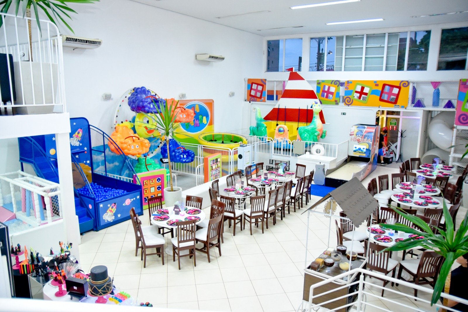 Salão com área de brinquedos